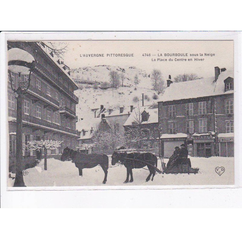 LA BOURBOULE: sous la neige, la place du centre en hiver, traineau - très bon état