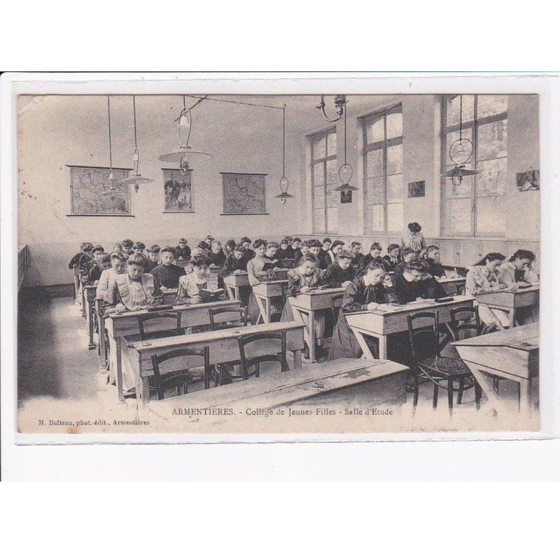 ARMENTIERES: collège de jeunes filles, salle d'étude - très bon état