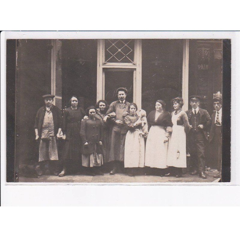 PARIS: personnages devant commerce -(pain - boulangerie) - état