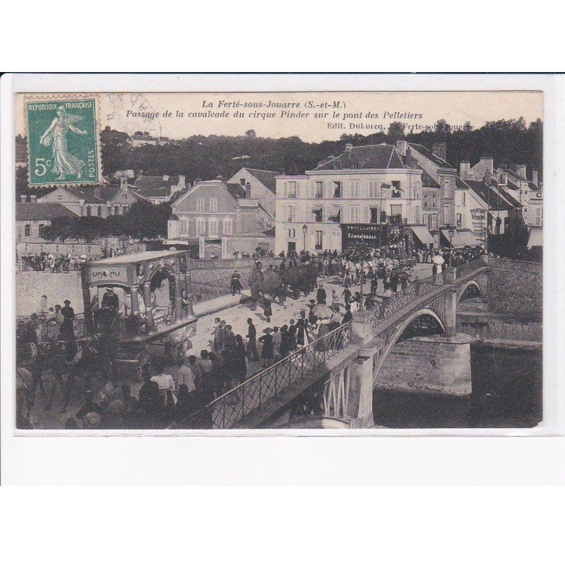 LA FERTE-sous-JOUARRE: passage de la cavalcade du cirque pinder sur le pont des pelletiers - état