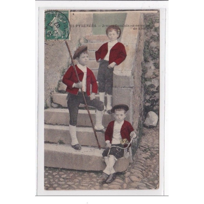 OSSALOIS : jeunes ossalois en costume de fete - tres bon etat