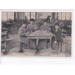 ROYAT: la taillerie, clivage des pierres - état (déchirure)