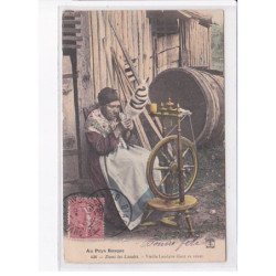 PYRENEES-ATLANTIQUES: dans les landes, vieille landaise filant au rouet - très bon état