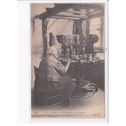 LYON: croix-rousse, une dévideuse - très bon état