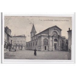 LA FOUILLOUSE : l'eglise et la place de l'eglise - tres bon etat