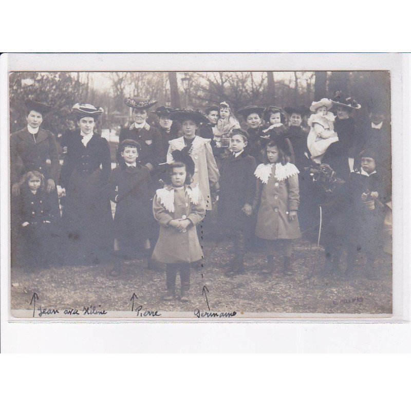 PARIS: 75008: champs-elysées, groupe de personnes - très bon état