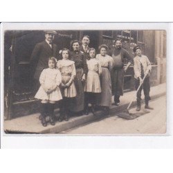 PARIS: personnages devant un commerce - état