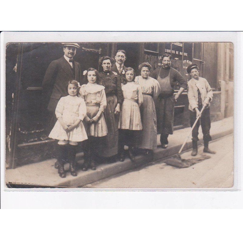 PARIS: personnages devant un commerce - état