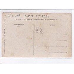 PARIS: personnages devant un commerce - état