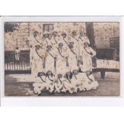 PARIS: un groupe de femmes et de filles - état