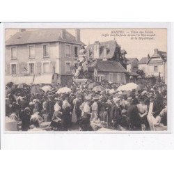 MANTES: fêtes des écoles, défilé des enfants devant le monument de la république - état