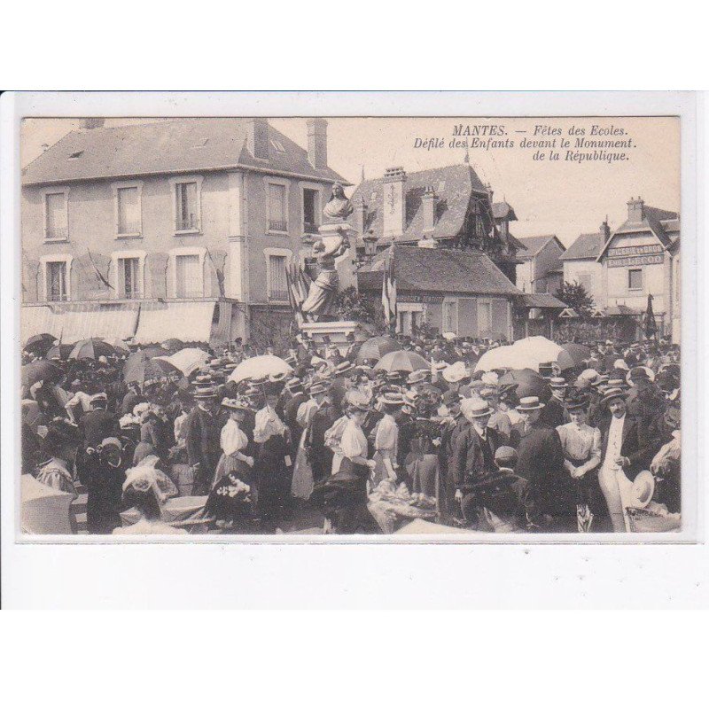 MANTES: fêtes des écoles, défilé des enfants devant le monument de la république - état