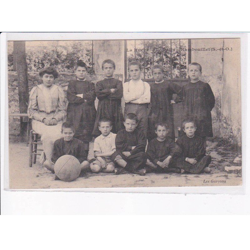 RAMBOUILLET: la ruche, le patis, jeuune, ballon de basket, les garçons - état
