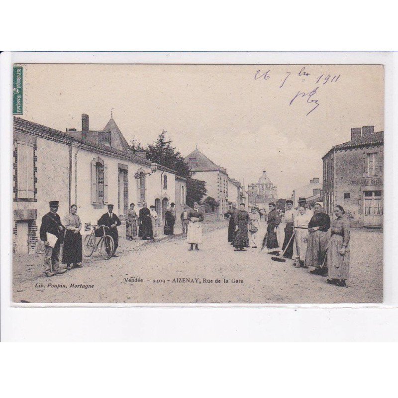 AIZENAY: rue de la gare, facteur - très bon état