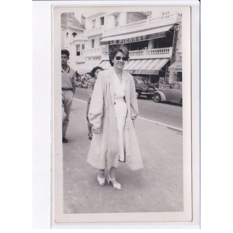 LES SABLES D'OLONNE: une femme, le pierrot - très bon état