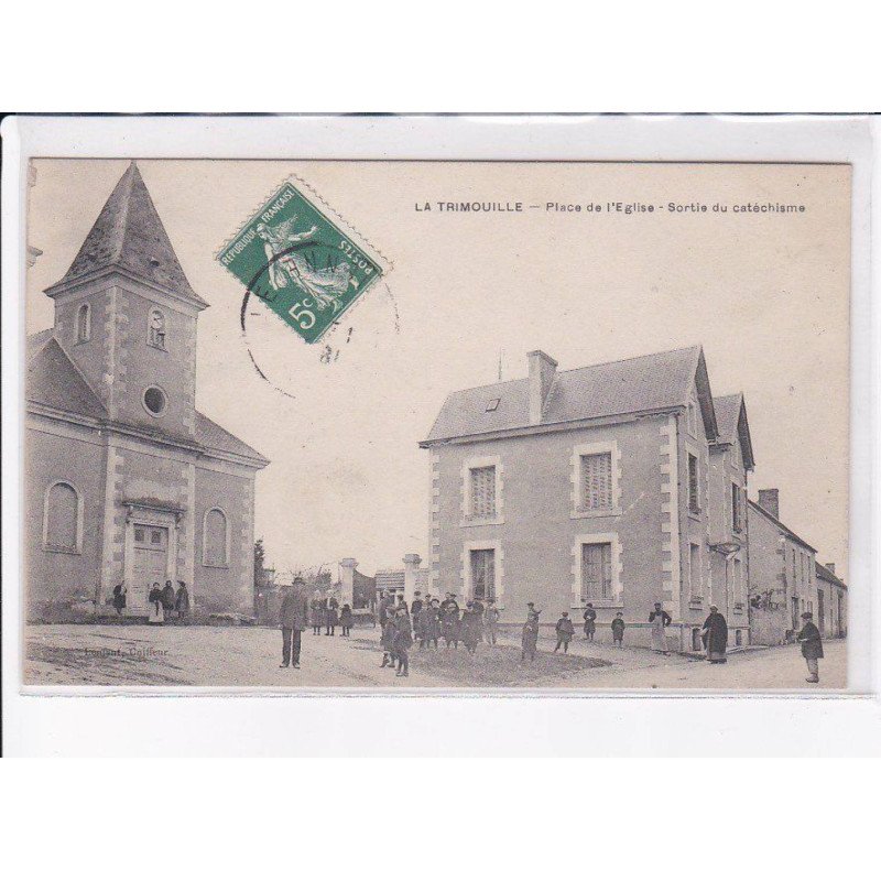 LA TRIMOUILLE: place de l'église, sortie du catéchisme - très bon état