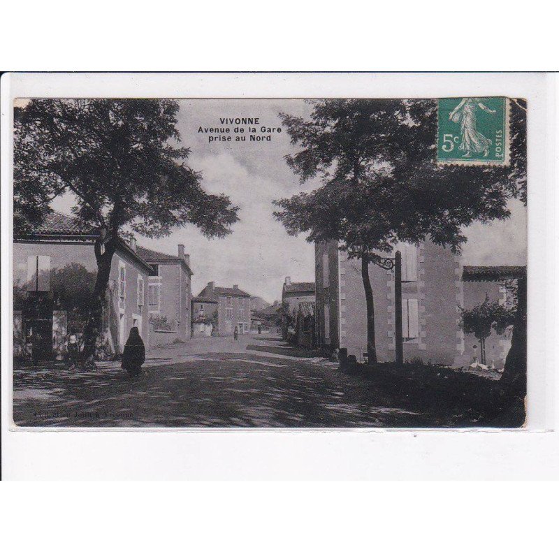 VIVONNE: avenue de la gare, prise au nord - très bon état