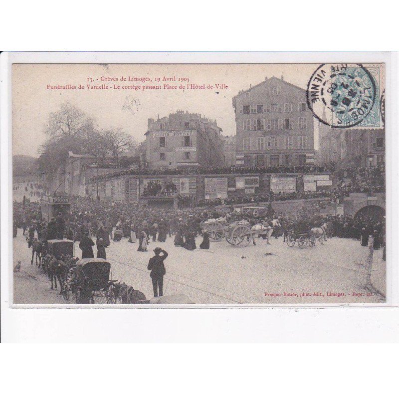 LIMOGES: grèves 1905, funérailles de vardelle, le cortège passant place de l'hôtel-de-ville - très bon état