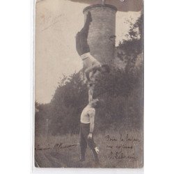 Environs de TOURS : carte photo de 2 acrobates devant un chateau (cirque) - bon état