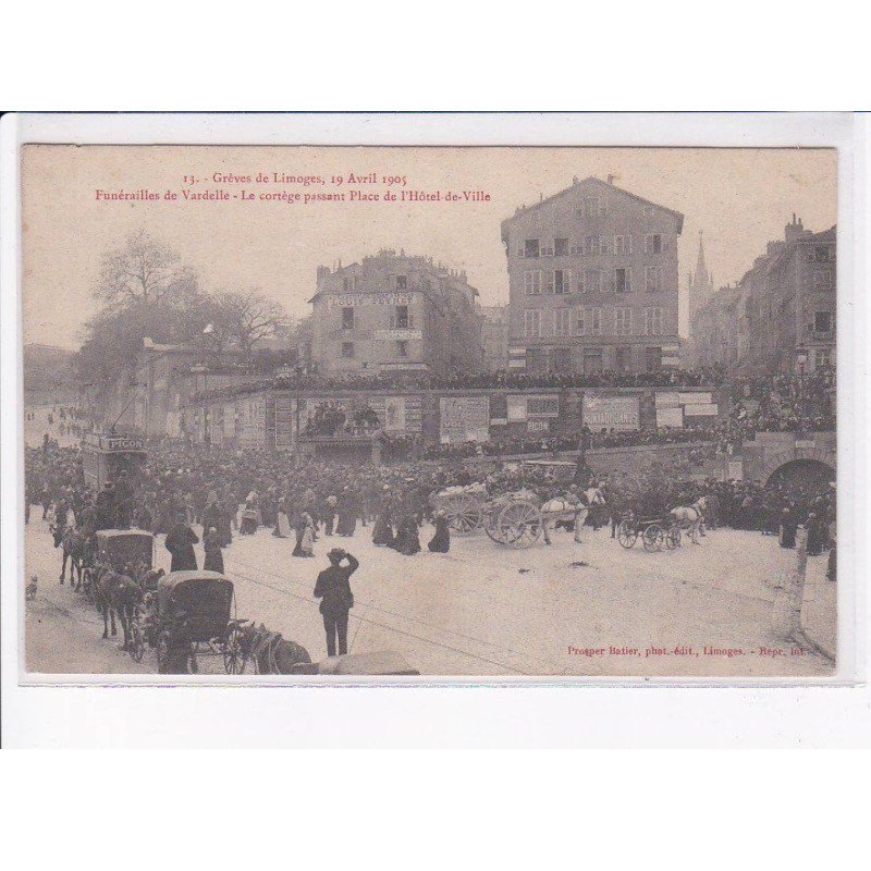 LIMOGES: grèves 1905, funérailles de vardelle, le cortège passant place de l'hôtel-de-ville - très bon état