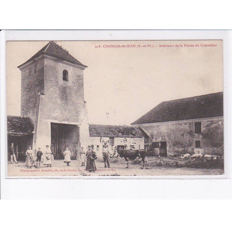 CHANGIS-SAINT-JEAN: intérieur de la ferme du colombier - très bon état