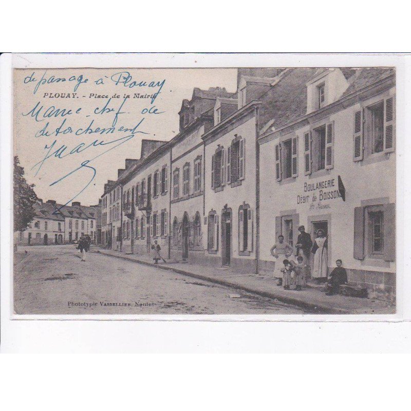 PLOUAY: place de la mairie, boulangerie débit de boisson - très bon état