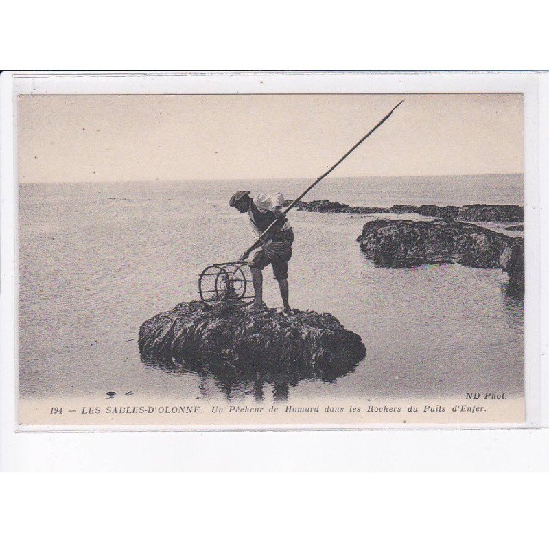 SABLES D'OLONNE: un pêcheur de homard dans les rochers du puits d'enfer - très bon état