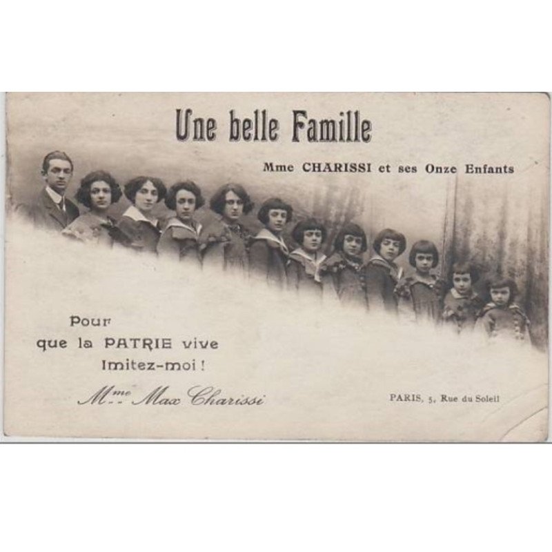 PARIS : carte photo de la famille CHARISSI (11 enfants !) vers 1910 - bon état (un coin plié)