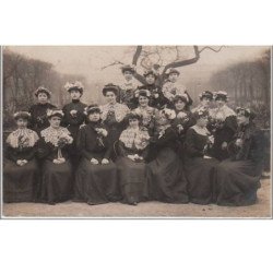 PARIS : carte photo d'un groupe d'ouvrière lors de la Sainte Catherine au Palais Royal - 1er arr.  - très bon état