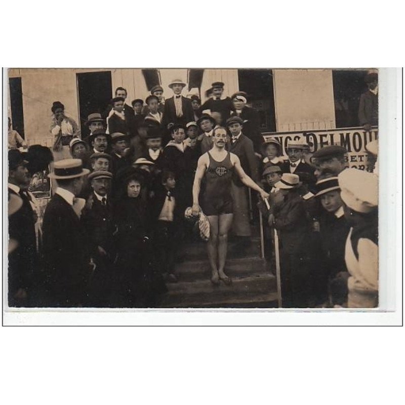 ROYAN ? : carte photo du nageur nommé VASSEUR entouré de la foule - très bon état