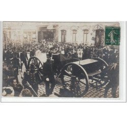 CALAIS : carte photo des funérailles d'un militaires en 1909 - bon état (traces au dos)