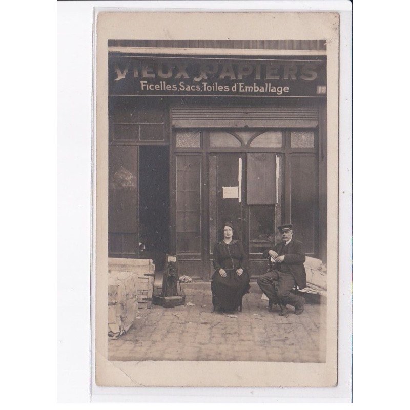 PARIS: 75004, rue rambuteau, vieux papiers ficelles sacs toiles d'emballage - état