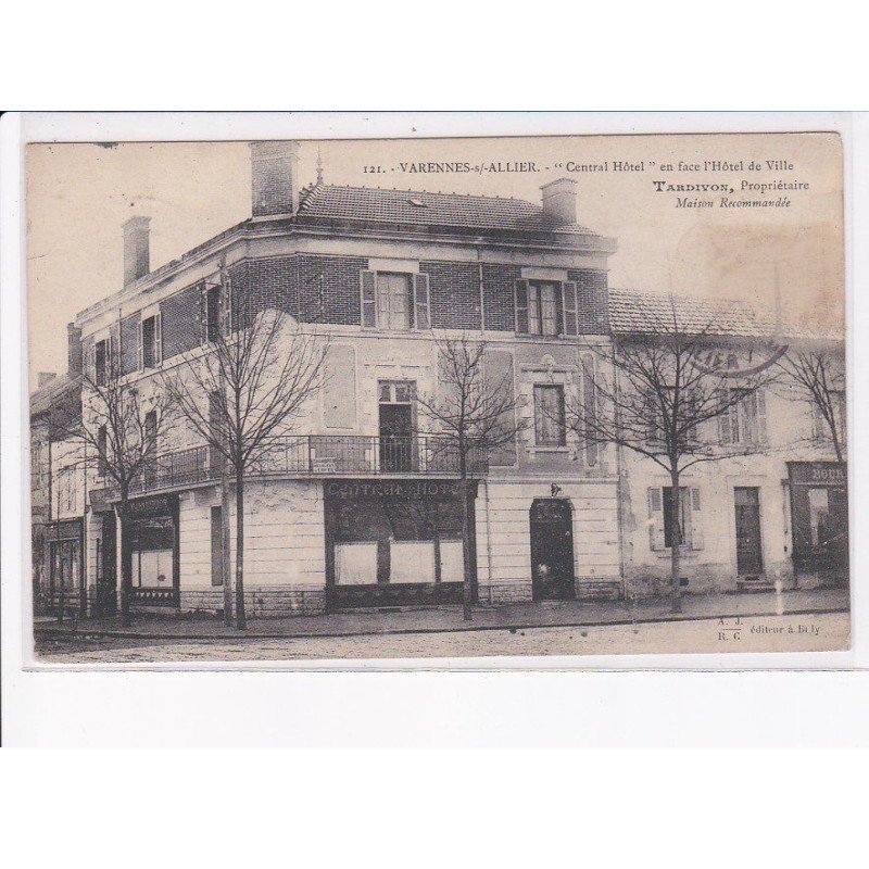 VARENNES-sur-ALLIER: "central hôtel" en face l'hôtel de ville - état