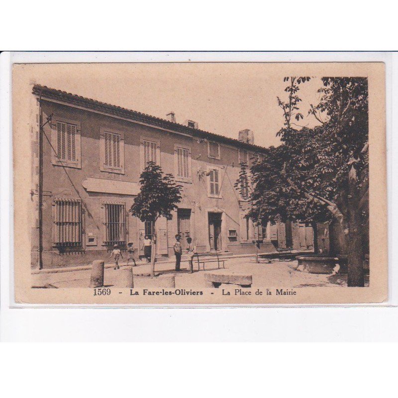 LA FARE-les-OLIVIERS: la place de la mairie - très bon état