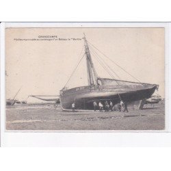 GRANDCAMPS: pêcheurs occupés au carenage d'un bateau la "berthe" - très bon état