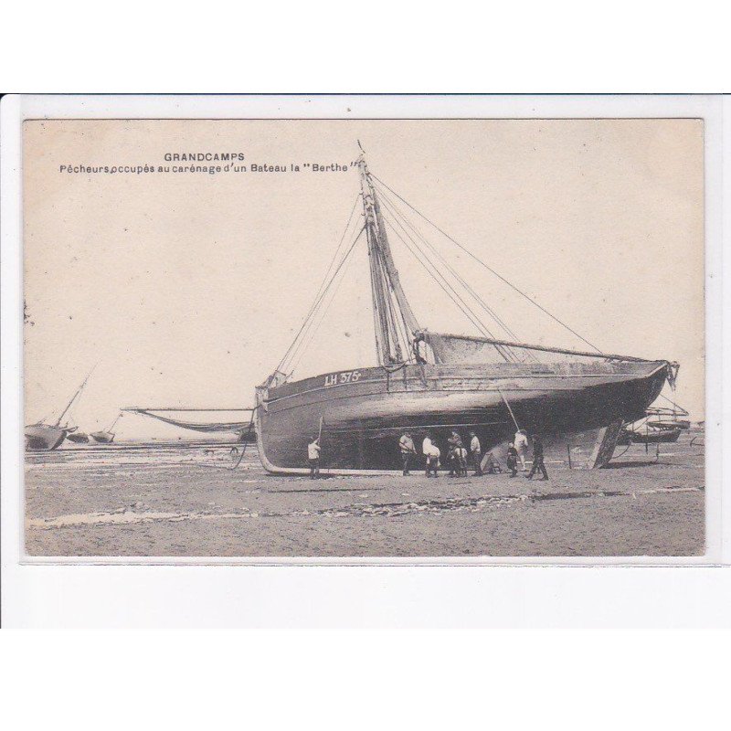 GRANDCAMPS: pêcheurs occupés au carenage d'un bateau la "berthe" - très bon état
