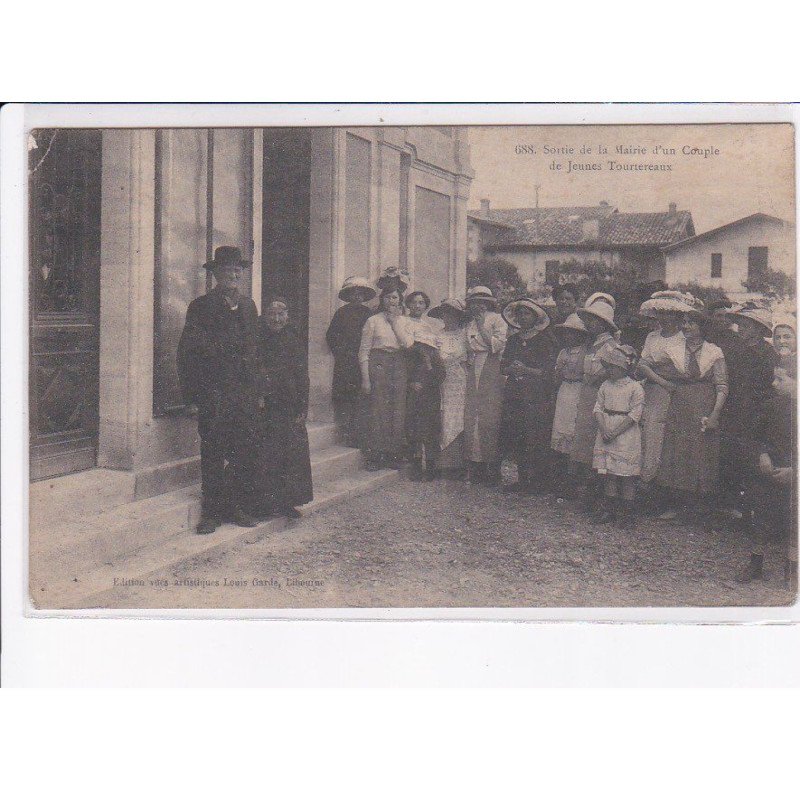 environs LIBOURNE:  mariage (?) sortie de la mairie d'un couple de jeunes tourtereaux - état