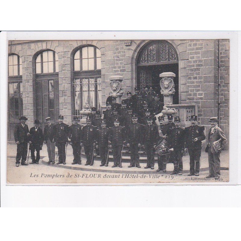 SAINT-FLOUR: les pompiers de saint-flour devant l'hôtel-de-ville - état
