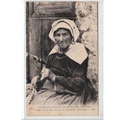 COUTUMES, MOEURS ET COSTUMES BRETONS : veille femme des environs de Châteaulin - état