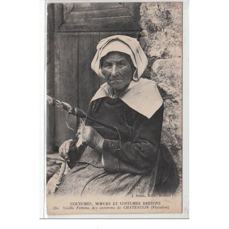 COUTUMES, MOEURS ET COSTUMES BRETONS : veille femme des environs de Châteaulin - très bon état