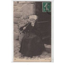 COUTUMES, MOEURS ET COSTUMES BRETONS : femme allumant sa pipe - très bon état