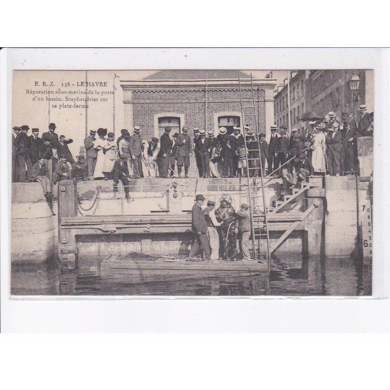 LE HAVRE: réparation sous-marine de la porte d'un bassin, scaphandrier sur sa plate-forme - très bon état