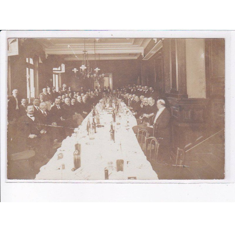 VANNES: banquet - très bon état