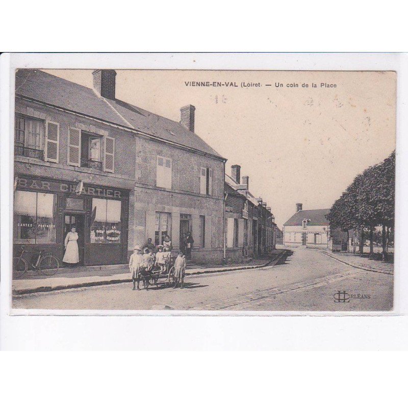 VIENNE-en-VAL: un coin de la place, voiture à chien - état