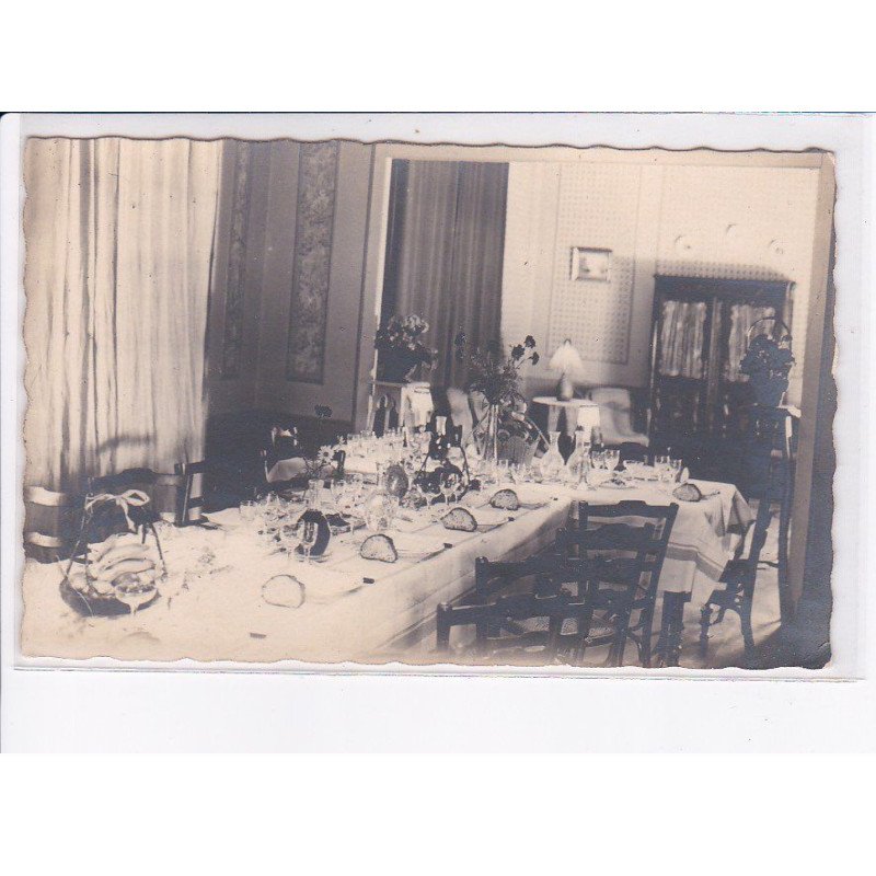BORNEVILLE: salle à manger, table servie - très bon état