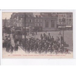 CHERBOURG: troupes coloniales traversant la place du château se rendant à la gare tramway - très bon état