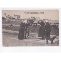 SAINT-PIERRE-QUIBERON: les quais, femmes de pêcheurs vannant leur récolte - état