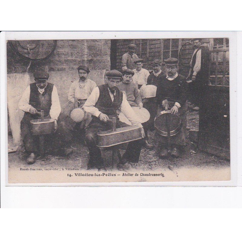 VILLEDIEU-les-POÊLES: atelier de chaudronnerie - très bon état