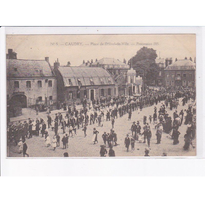 CAUDRY: place de l'hôtel-de-ville, procession 1915 - très bon état