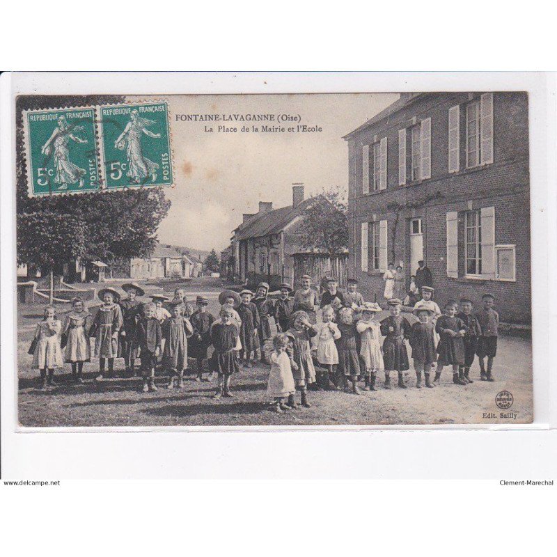 FONTAINE-LAVAGANNE: la place de la mairie et l'école - état
